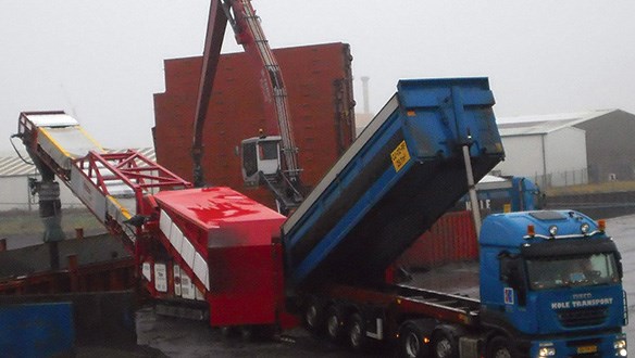 truck unloader loading a vessel